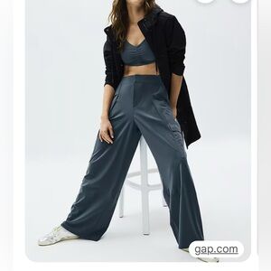 Athleta set pinnacle high rise cargo pants sz.4 and getaway linen blend tank szM